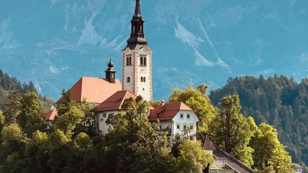 O ye don, kariyera la: bi HBO Max fila kɛra Australia brand la kan ka media kit ye siran, ni kɔrɔmen, ma fɔlɔ ni tew.